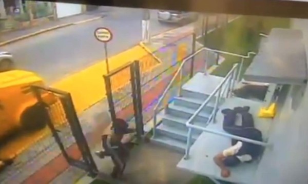 Guardias sobreviven a ataque tras fingir su muerte