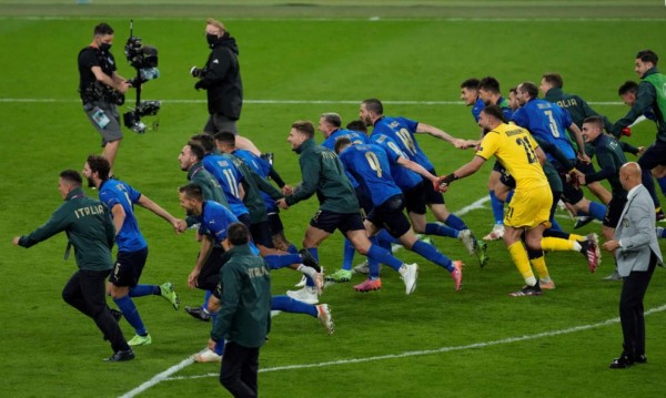 Italy's players celebrate after winning the UEFA EURO 2020 semi-final football match between Italy and Spain at Wembley Stadium in London on July 6, 2021. (Photo by Matt Dunham / POOL / AFP)