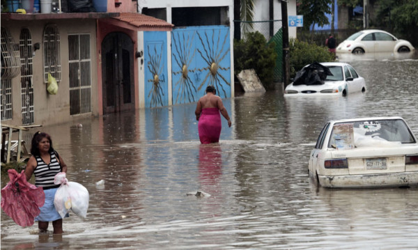 Acapulco sufre nuevas inundaciones y amenaza de lluvias 