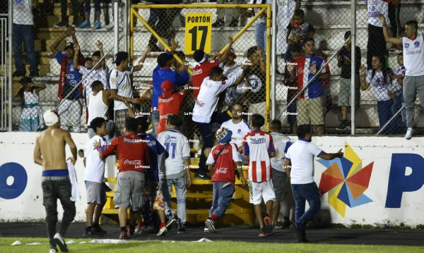 ¡Insólito! Aficionados del Olimpia interrumpieron partido ante la Real Sociedad