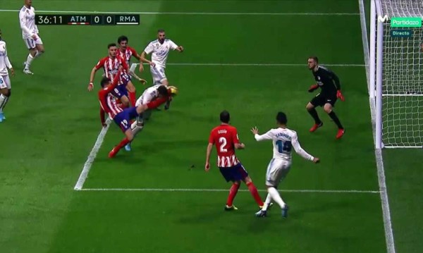 El penal que pidió Real Madrid por patadón a Sergio Ramos en la cara: así le quedó