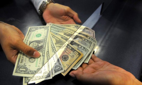 Baja del desempleo latino beneficia flujo de remesas