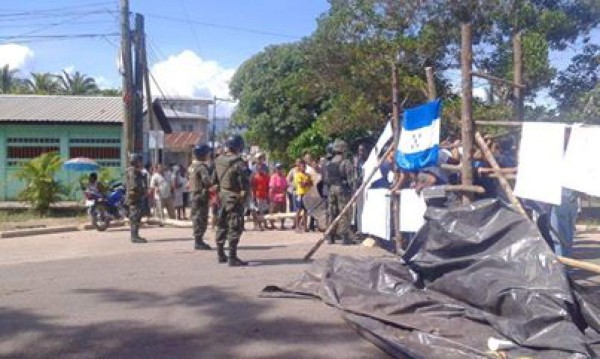 Desalojan por segunda vez a protestantes en Puerto Castilla