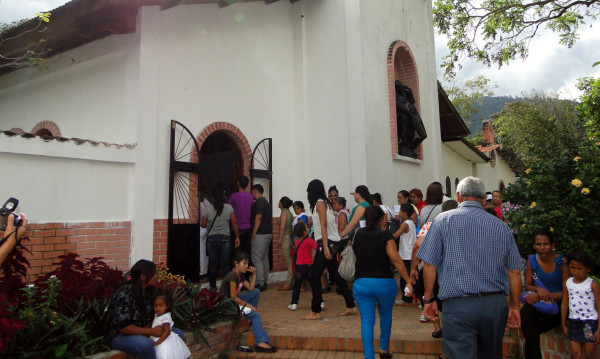 Católicos abarrotan templo del Cristo Negro