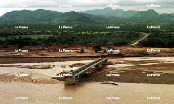 El huracán Mitch destruyó las aproximaciones de este puente en Choluteca Después. El Gobierno de Japón invirtió por lo menos $11 millones en la construcción del Sol Naciente en la carretera Panamericana.