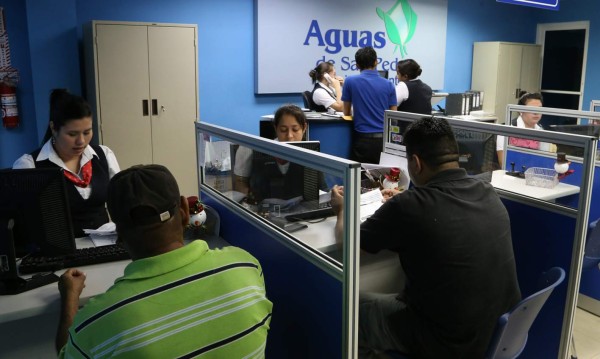 A la semana, Aguas de San Pedro deja sin agua a 2,400 morosos