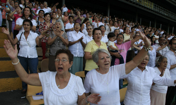 Más de mil personas rezan por la paz motivadas por el Papa