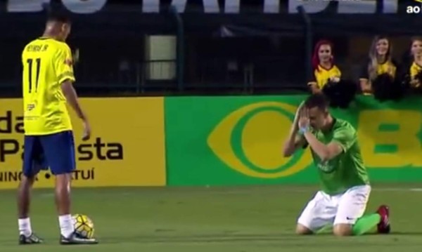 Un rival pide piedad a Neymar de rodillas y el crack del Barcelona lo dejó humillado