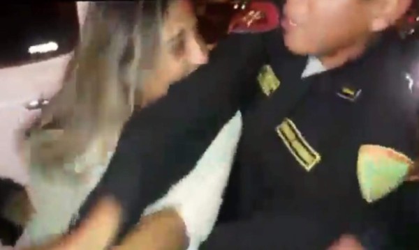 VIDEO: Mujer muerde a policía y es capturada en Perú