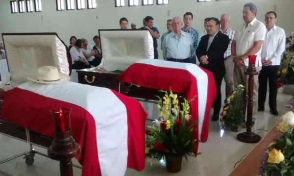 Cubren los ataúdes de los Gauggel con bandera del Partido Liberal