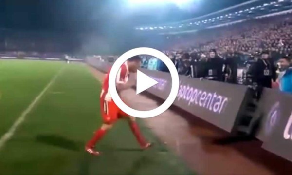 Insólito: ¡Le tiran un celular a la cabeza desde las gradas!