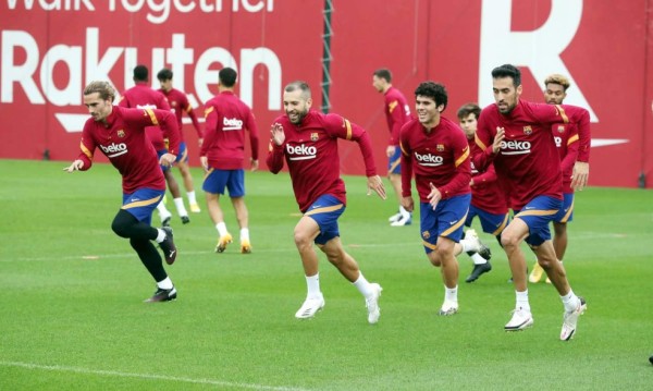 Jordi Alba se entrena con el grupo a dos días del clásico