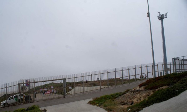 MEX24. TIJUANA (MÉXICO),03/06/2017.- Al grito de '¡ Fuera !', ' ¡No los queremos aquí !' y ' ¡ Adelante con el muro !', ciudadanos estadounidenses protestan en su lado del muro fronterizo entre México y Estados Unidos hoy, sábado 3 de junio de 2017, mientras mexicanos pintaban su lado en Tijuana (México). La Orquesta Sinfónica de Dresde (Alemania) celebrará hoy en Tijuana el concierto ¡Derribe este Muro!, en rechazo a los planes de Donald Trump de levantar una barrera en la frontera con México. EFE/Alejandro Zepeda