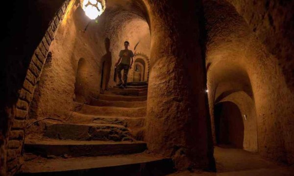 Laberinto excavado por hombre 'guiado por el cielo' atrae turistas