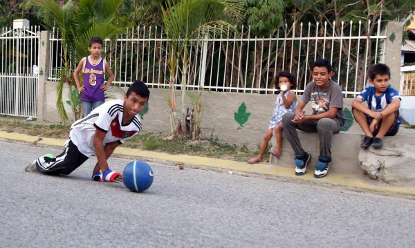 Jefrey no tiene límites para su pasión por el fútbol