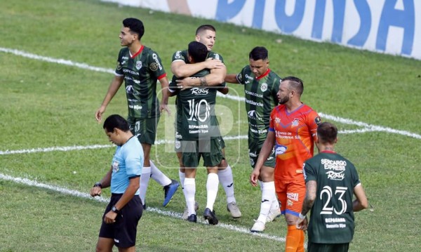 Kevin Hoyos celebrando con sus compañeros el gol que le marcó a la UPN.