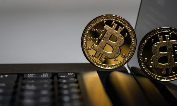 El bitcoin se desploma un 10 % por las trabas en China y la fuerza del dólar