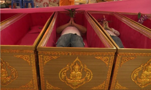 Echarse en un ataúd para renacer mejor