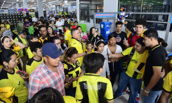 Real España recibe el cariño de su afición previo a la final de Copa Premier Centroamericana