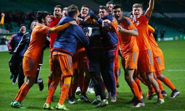 Valencia's Spanish coach Albert Celades reacts during the Spanish league football match FC Barcelona against Valencia CF at the Camp Nou stadium in Barcelona on September 14, 2019. (Photo by PAU BARRENA / AFP)