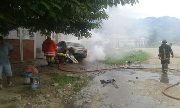 Vehículo estalla en llamas y sospechan que haya mano criminal