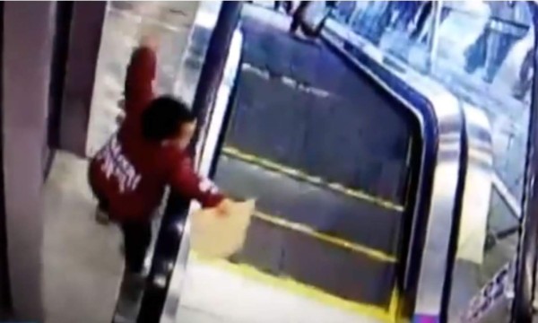 Nunca deje a un niño cerca de las escaleras eléctricas