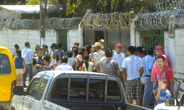 Niña sale herida en tiroteo en escuela de La Pradera