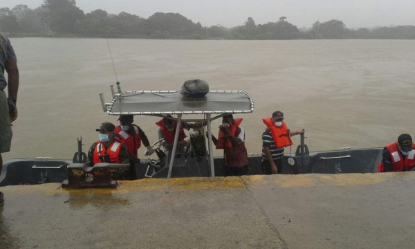 Jóvenes asesinados en Roatán son traslados a morgue sampedrana