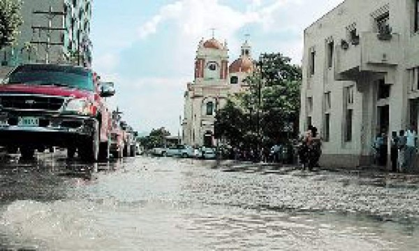 Fuga de aguas negras frente a la municipalidad
