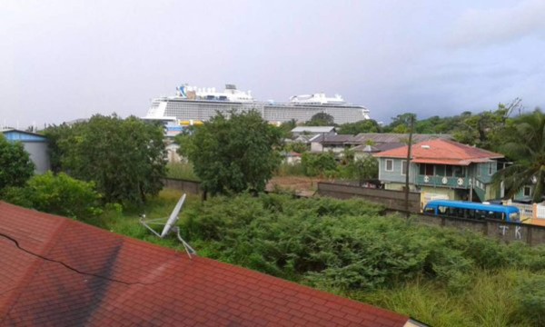 Gigantesco crucero atraca en Roatán, Islas de la Bahía
