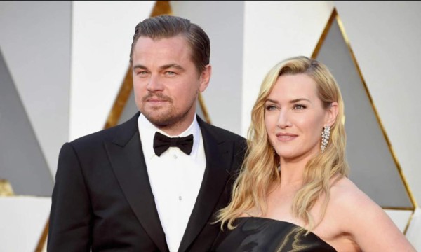 Kate Winslet y Leonardo DiCaprio, muy cariñosos en una piscina