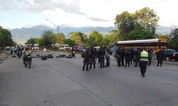 Indignados bloquearon bulevar carreteras de Honduras