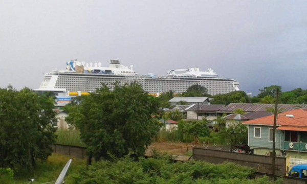 Gigantesco crucero atraca en Roatán, Islas de la Bahía