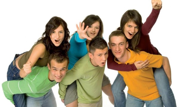 Tener amistades cercanas en secundaria significa una adultez más feliz