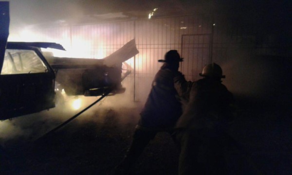 Incendian tres vehículos en La Ceiba, Atlántida