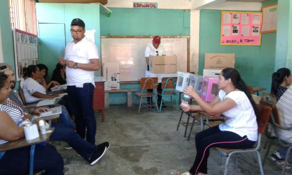 En Islas de la Bahía votantes eligen con normalidad