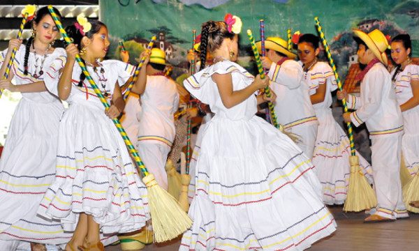 Fiesta de danza y folclor