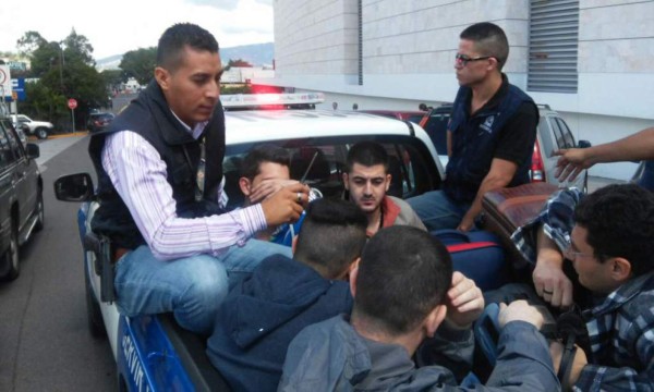 Los cinco sirios eran trasladados del aeropuerto Toncontín hacia las oficinas de la DPI. Foto de archivo.