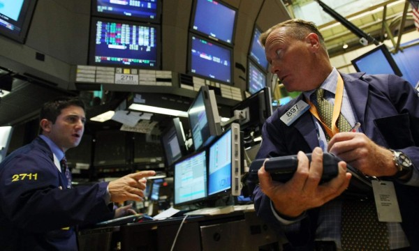 Wall Street termina en leve baja luego de muchas vacilaciones