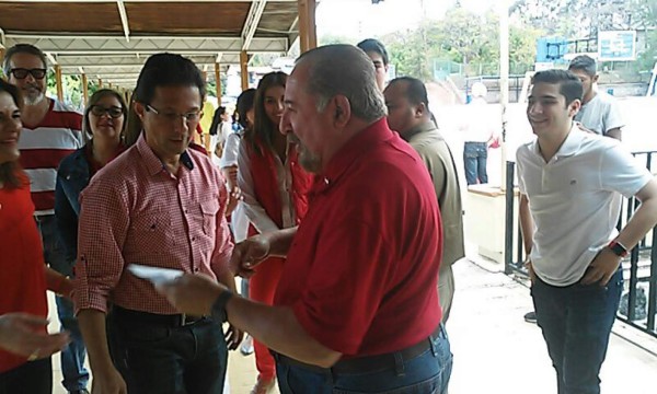 El candidato Enrique Ortez Sequeira saluda al empresario Adolfo Facusse.