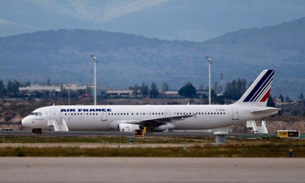 Dos caza de EUA escoltan avión tras amenaza de bomba