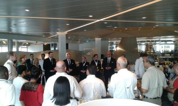 Crucero alemán con 3,432 personas llega a la isla de Roatán  