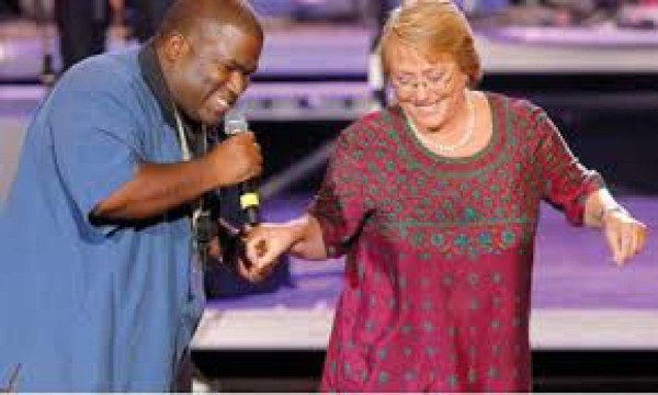 Presidenta de Chile sorprende con baile al estilo de Celia Cruz