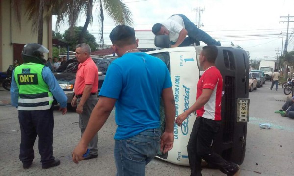 Seis heridos tras volcar rapidito en San Pedro Sula