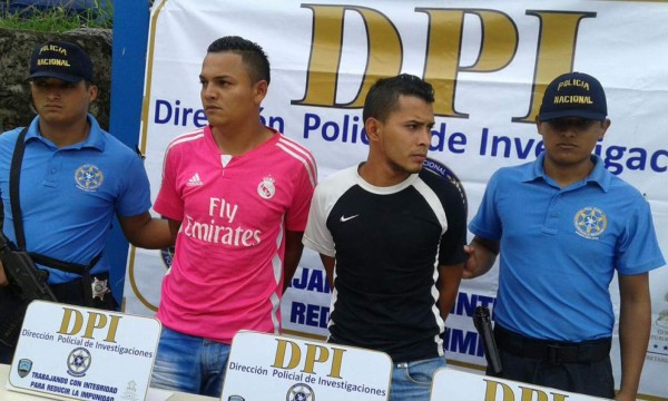 Detienen a dos supuestos taxistas que asaltaban a pasajeros  