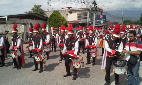 Reñido pulso entre las bandas marciales de Honduras