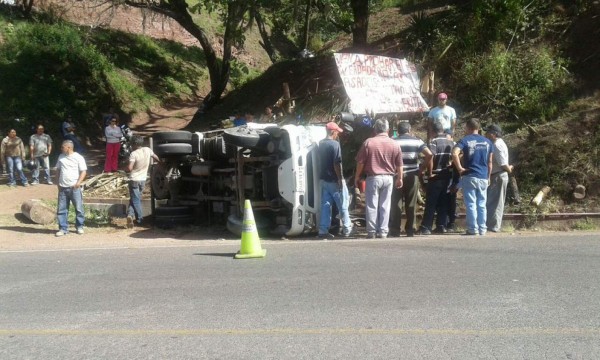 Dos heridos en accidente de camión en Francisco Morazán