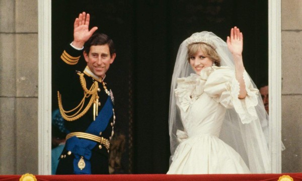 Subastan un pedazo del pastel de bodas del príncipe Carlos y la princesa Diana