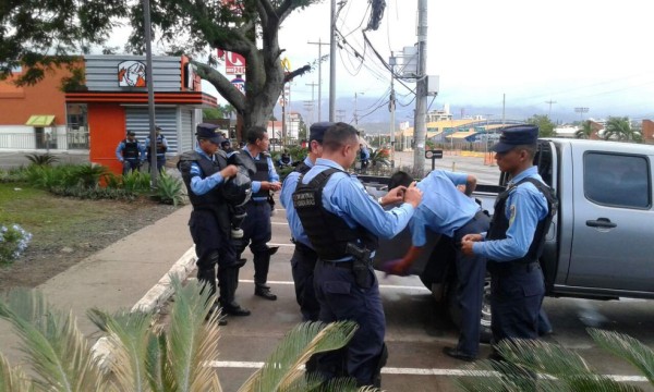 Amanece militarizada la Unah tras día de capuchas