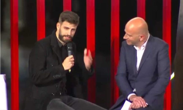 Las lágrimas de Piqué al dedicarle premio a sus padres